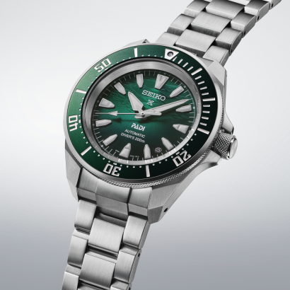 Relógio Seiko Prospex Diver PADI SRPL53K1, uma Edição Especial onde o mostrador com um gradiente em Verde-Esmeralda reflete a luz e a superfície ondulante do mar
