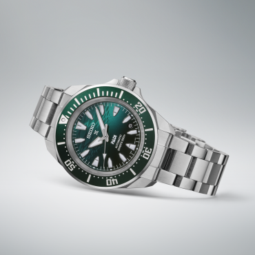 Relógio Seiko Prospex Diver PADI SRPL53K1, uma Edição Especial onde o mostrador com um gradiente em Verde-Esmeralda reflete a luz e a superfície ondulante do mar