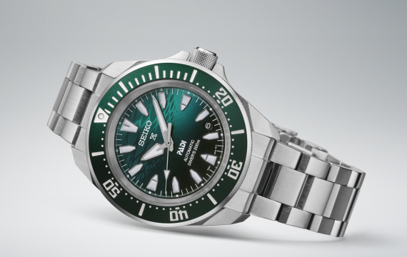 Relógio Seiko Prospex Diver PADI SRPL53K1, uma Edição Especial onde o mostrador com um gradiente em Verde-Esmeralda reflete a luz e a superfície ondulante do mar