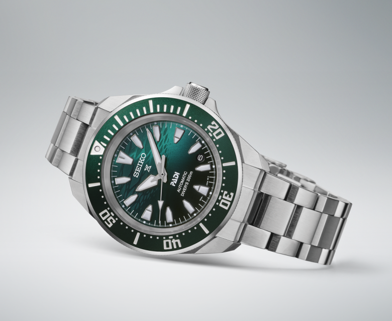 Relógio Seiko Prospex Diver PADI SRPL53K1, uma Edição Especial onde o mostrador com um gradiente em Verde-Esmeralda reflete a luz e a superfície ondulante do mar