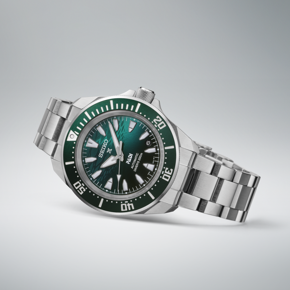 Relógio Seiko Prospex Diver PADI SRPL53K1, uma Edição Especial onde o mostrador com um gradiente em Verde-Esmeralda reflete a luz e a superfície ondulante do mar