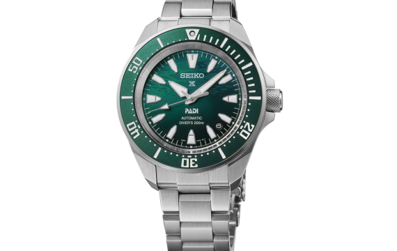 Relógio Seiko Prospex Diver PADI SRPL53K1, uma Edição Especial onde o mostrador com um gradiente em Verde-Esmeralda reflete a luz e a superfície ondulante do mar