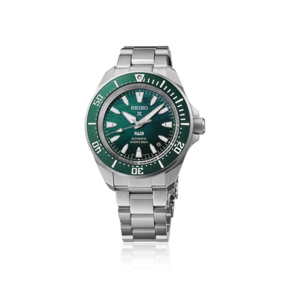 Relógio Seiko Prospex Diver PADI SRPL53K1, uma Edição Especial onde o mostrador com um gradiente em Verde-Esmeralda reflete a luz e a superfície ondulante do mar